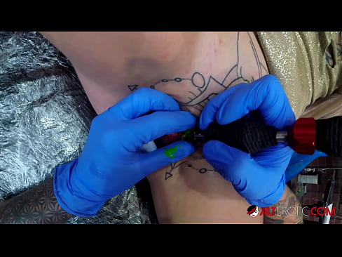 ❤️ Ekstreem tattooed hottie Sully Savage krige in tattoo op har klitoris ❤ Seks op fy.drpornofilme.ru ️❤